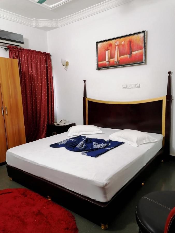 Hotel Residence Jeanne D'Arc Cotonou Buitenkant foto