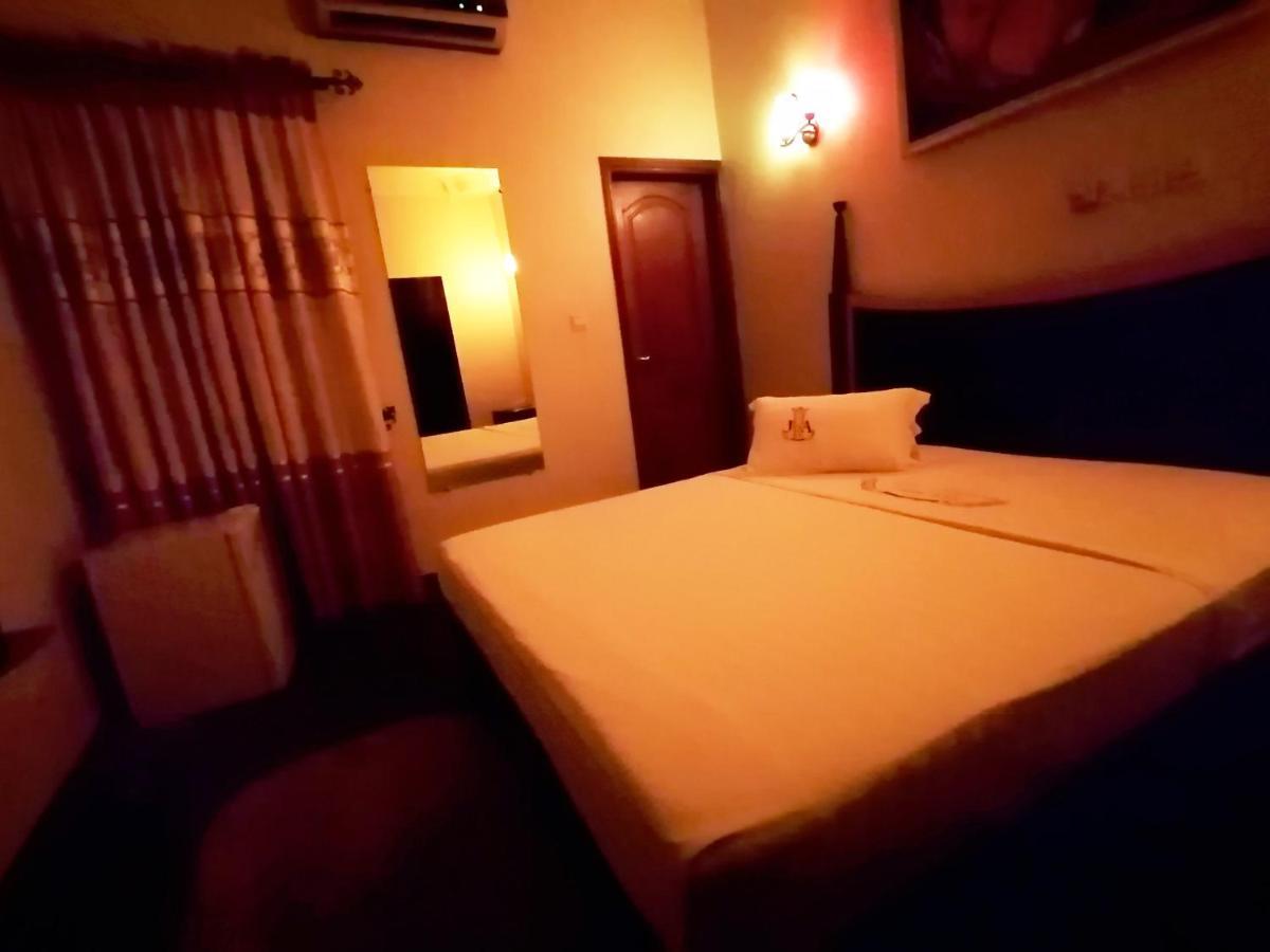 Hotel Residence Jeanne D'Arc Cotonou Buitenkant foto